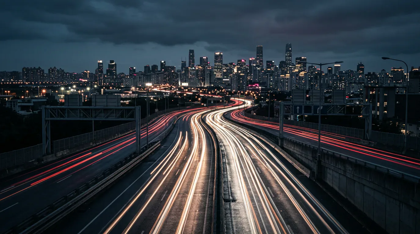 Abendliche Straße mit Lichtspuren, stilisierte Kfz-Thematik, Hintergrund 1376x768